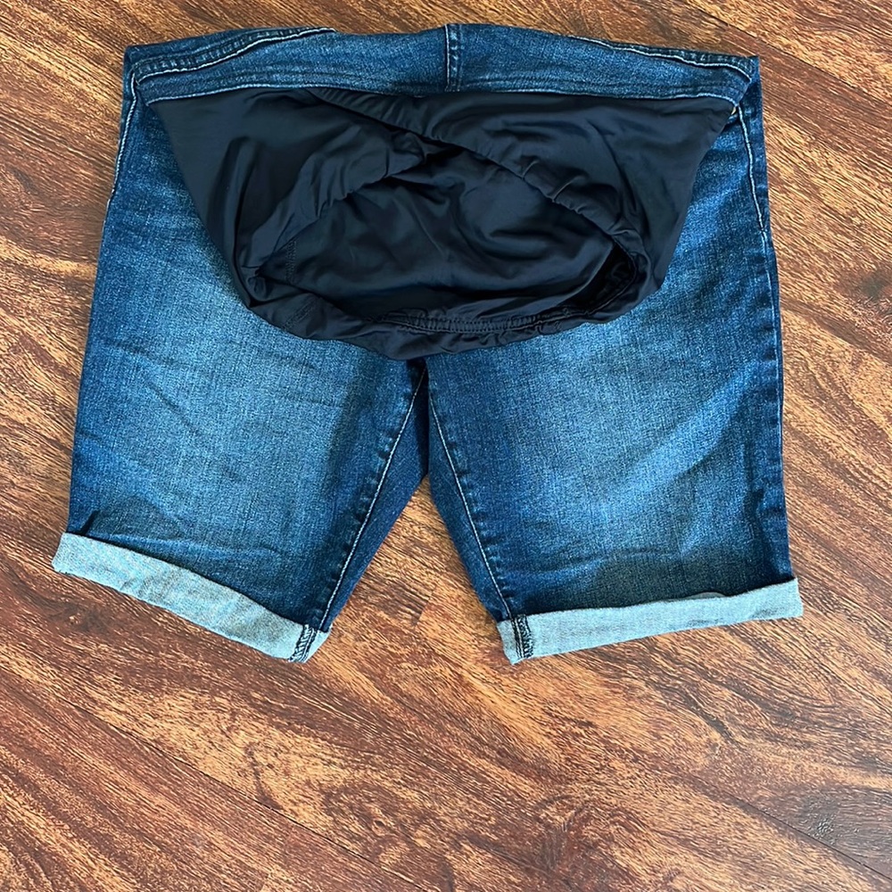 Isabel maternity shorts size 8